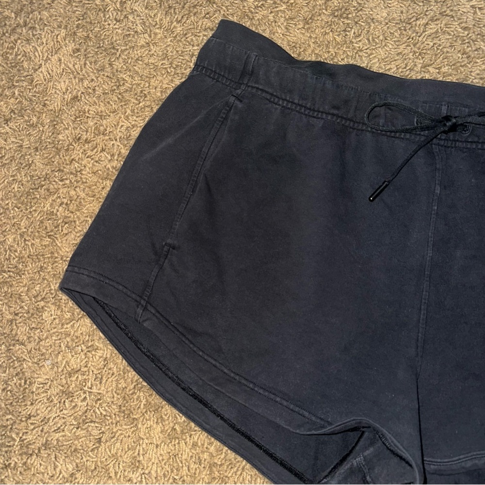 Women’s Lululemon Inner Glow Shorts Size 14 - Picture 2 of 6
